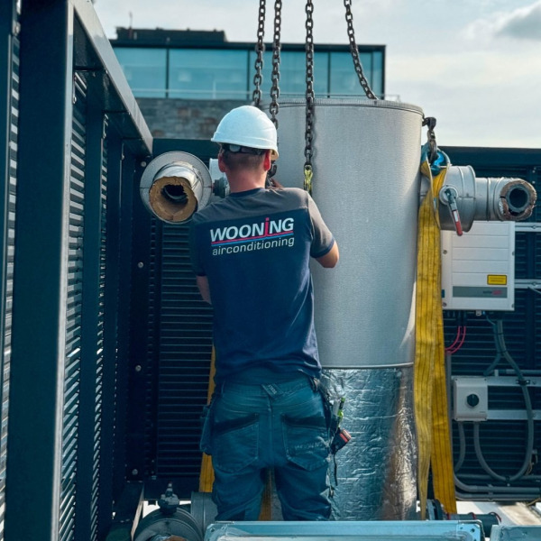 Aircomonteur aan het werk