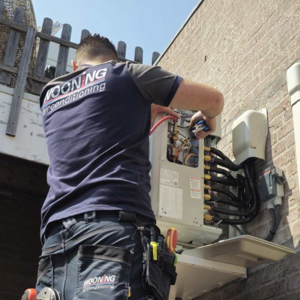 Kanalenmonteur aan het werk